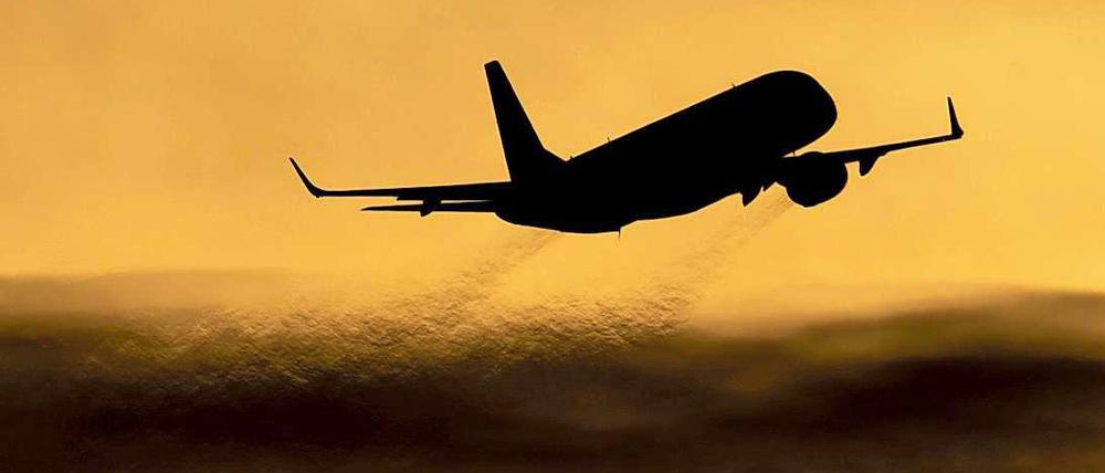 Viele Fluggesellschaften haben mit Gewinnproblemen zu kämpfen. Müssten sie auch noch auf den Kerosinzuschlag verzichten, könnte es etwa für Air Berlin noch enger werden.
