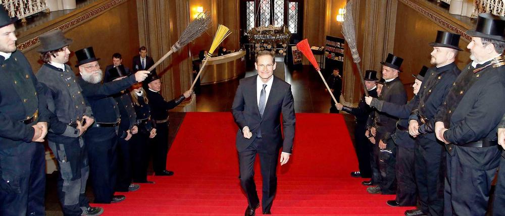 Michael Müller betritt das Rote Rathaus.