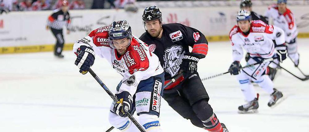 Es geht voran. Darin Olver und die Eisbären können wieder treffen – und damit auch gewinnen. Das 3:1 in Nürnberg war der erste volle Erfolg nach sechs Spielen. Zwischenzeitlich waren die Berliner über zwei Stunden torlos geblieben.
