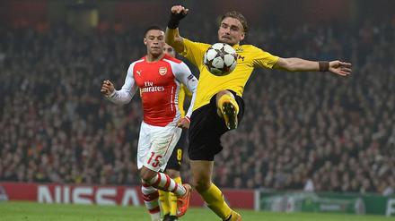 Marcel Schmelzer (r.) müht sich mit dem Ball und gegen Alex Oxlade-Chamberlain (l.).