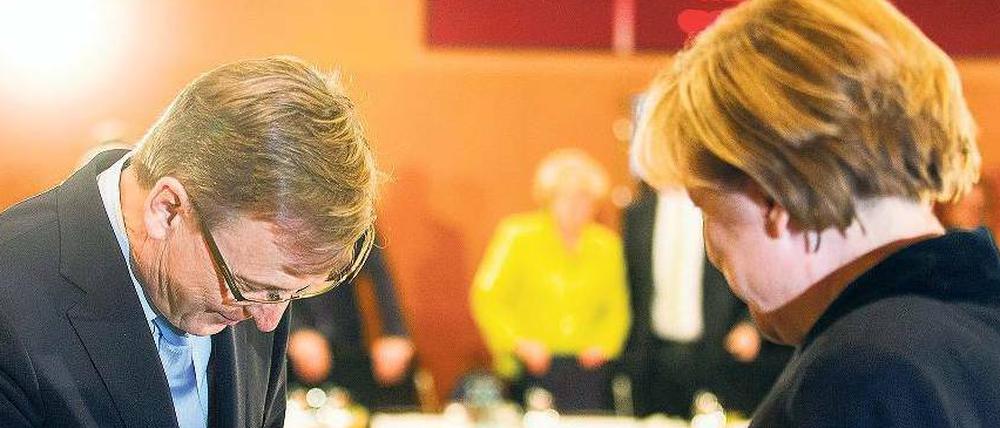 Der Handschlag. Ministerpräsident Bodo Ramelow (Linke) und Bundeskanzlerin Angela Merkel (CDU).