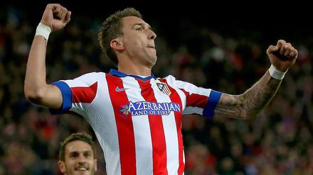 Da kann man schon mal abheben. Mario Mandzukic bejubelt eines seiner drei Tore für Atletico Madrid.