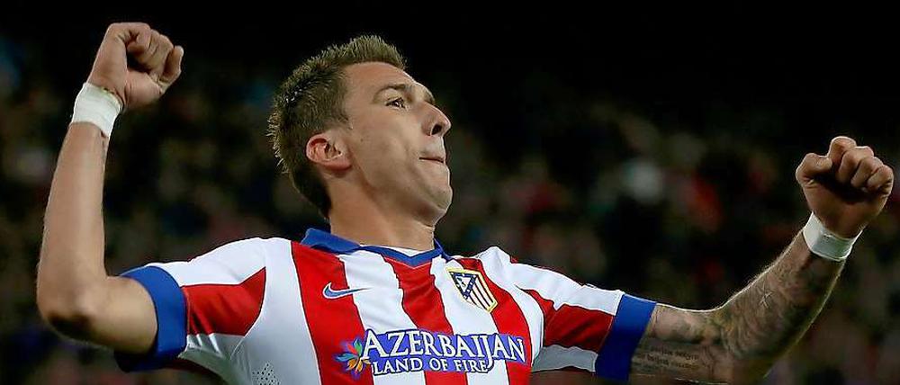 Da kann man schon mal abheben. Mario Mandzukic bejubelt eines seiner drei Tore für Atletico Madrid.