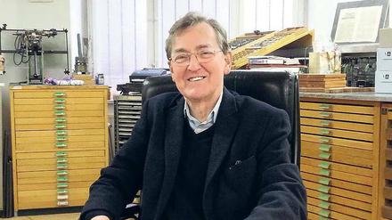 Stolz wie Bolle. Jürgen Müller, 73, am Schreibtisch seiner Buchdruckerei in Tempelhof. Sohn Michael hat hier auch sein Wahlkreisbüro eingerichtet.
