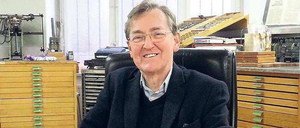 Stolz wie Bolle. Jürgen Müller, 73, am Schreibtisch seiner Buchdruckerei in Tempelhof. Sohn Michael hat hier auch sein Wahlkreisbüro eingerichtet.