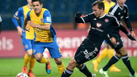 Braunschweigs Mirko Boland (l) zieht an Nürnbergs Robert Koch vorbei.