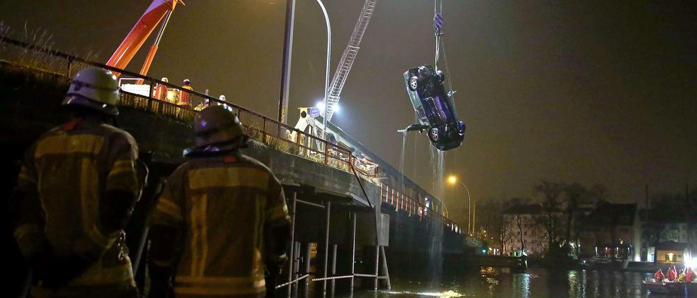 Am Haken. Mit schwerem Gerät holte die Feuerwehr das verunglückte Auto aus der eiskalten Dahme.