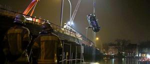 Am Haken. Mit schwerem Gerät holte die Feuerwehr das verunglückte Auto aus der eiskalten Dahme.