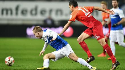 Beim Spiel zwischen Kaiserslautern und Darmstadt ging es eng zu.