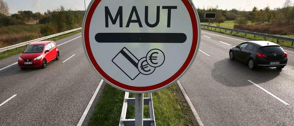 Wer soll das bezahlen? Nur die Ausländer - das war bislang der Plan. In ein paar Jahren werden womöglich auch die Deutschen zur Kasse gebeten.