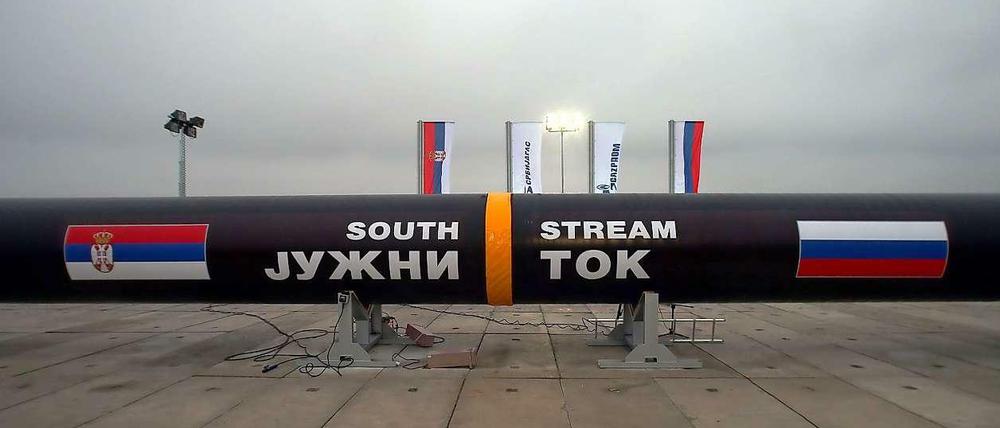 Zwei Rohrstücke einer Gaspipeline mit der Aufschrift "South Stream stehen bei Belgrad (Serbien) auf Stelzen. Hier wurde der Startschuss für den Pipelinebau zur Versorgung von Südeuropas mit Gas aus Russland gegeben. Doch aus der Verbindung wird nun nichts.