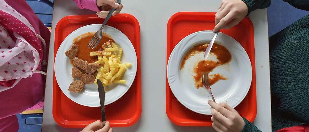 Schulessen: Zu wenig Gemüse, zu viel Fleisch, so lautet der Befund der Experten.