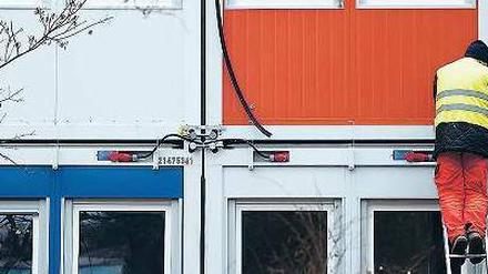 Bunt. Die Container wurden binnen weniger Wochen aufgestellt, einen Tag vor Heiligabend ziehen die ersten Asylbewerber in die Unterkunft in Friedrichshagen. 