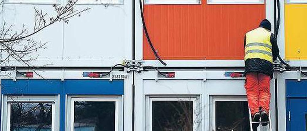 Bunt. Die Container wurden binnen weniger Wochen aufgestellt, einen Tag vor Heiligabend ziehen die ersten Asylbewerber in die Unterkunft in Friedrichshagen.