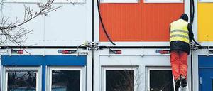 Bunt. Die Container wurden binnen weniger Wochen aufgestellt, einen Tag vor Heiligabend ziehen die ersten Asylbewerber in die Unterkunft in Friedrichshagen. 