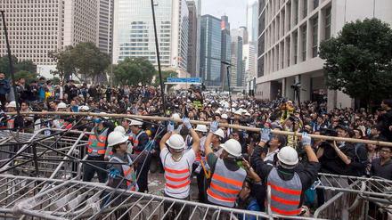Arbeiter beginnen in Hongkong damit, die Barrikaden der Demonstranten abzubauen.
