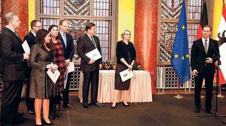 Lass uns noch mal neu anfangen. Der zuvor im Abgeordnetenhaus gewählte Regierende Bürgermeister Michael Müller ernennt im Roten Rathaus die neuen Senatoren – von denen einige die alten sind. 