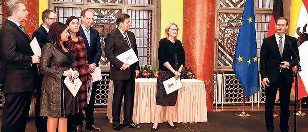 Lass uns noch mal neu anfangen. Der zuvor im Abgeordnetenhaus gewählte Regierende Bürgermeister Michael Müller ernennt im Roten Rathaus die neuen Senatoren – von denen einige die alten sind. 