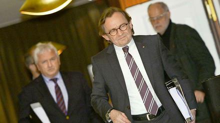 Ulrich Weber, Personalvorstand der Deutschen Bahn, verlässt eine Verhandlungsrunde mit der Eisenbahn- und Verkehrsgewerkschaft EVG. 