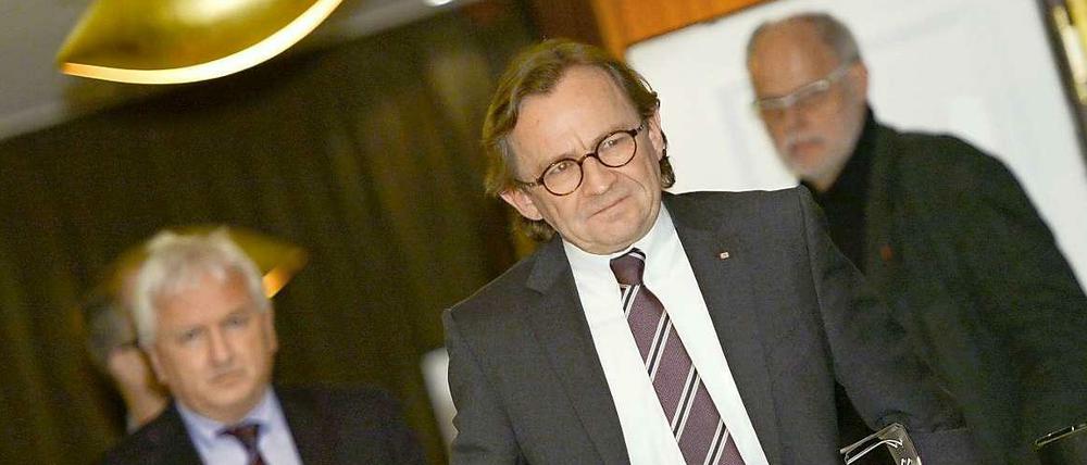 Ulrich Weber, Personalvorstand der Deutschen Bahn, verlässt eine Verhandlungsrunde mit der Eisenbahn- und Verkehrsgewerkschaft EVG.