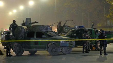 Afghanische Sicherheitsmitarbeiter sichern den Tatort in Kabul, wo sich ein Selbstmordattentäter in die Luft sprengte.