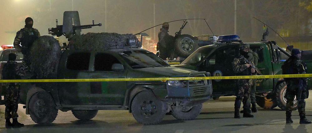 Afghanische Sicherheitsmitarbeiter sichern den Tatort in Kabul, wo sich ein Selbstmordattentäter in die Luft sprengte.