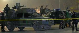 Afghanische Sicherheitsmitarbeiter sichern den Tatort in Kabul, wo sich ein Selbstmordattentäter in die Luft sprengte.