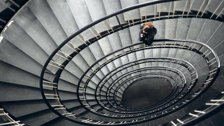Spirale nach unten. Depressive haben häufig das Gefühl, unentrinnbar in einer Stimmung tiefer Trauer gefangen zu sein.