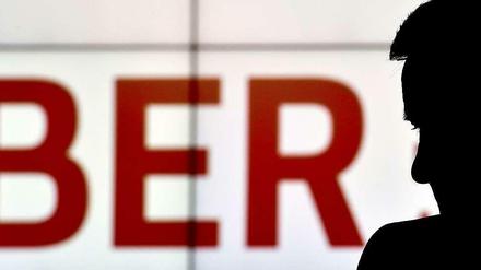 Wieder einen auf dem Gewissen: BER-Chef Hartmut Mehdorn als Schattenriss. Jetzt geht auch BER-Immobilienchef Harald Siegle. Er war nicht als korrupt oder inkompetent aufgefallen, nur als kritisch.