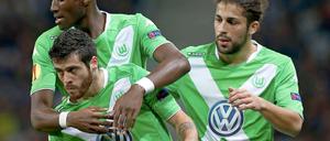 Wolfsburgs Vieirinha (vorne links) feiert seinen Treffer zur 1:0-Führung.