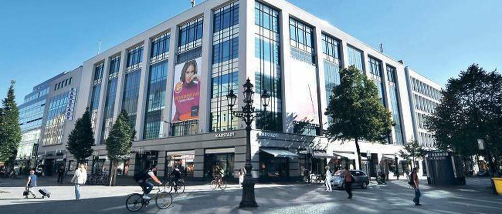 Wilmersdorfer Straße 118. Das Karstadthaus liegt an der ersten in einer Berliner Straße eingerichteten kraftfahrzeugfreien Zone.