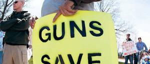 Demonstranten, die sich in den USA für den privaten Waffenbesitz einsetzen, halten Transparente hoch.