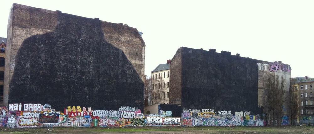 Paint it black. Die berühmten Graffiti an der Cuvry-Brache in Kruezberg sind weg. Vermutlich hat der Künstler Blu selbst dafür gesorgt, dass sie übermalt werden.