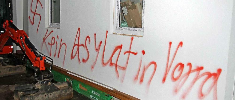 Auch Hakenkreuze und fremdenfeindliche Parolen wurden an die Gebäude geschmiert.