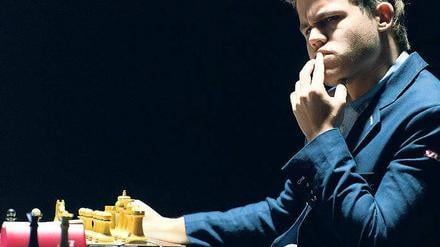 Nachdenklicher Weltmeister. Magnus Carlsen wirkt in Sotschi keineswegs so souverän wie vor einem Jahr in Indien.
