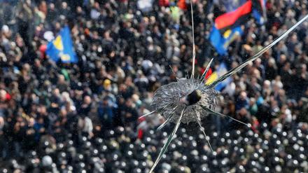 Radikale Nationalisten protestieren in Kiew, während im Donbass Freiwilligenbataillone gegen Aufständische kämpfen. Die Lage in der Ukraine ist von einem Frieden weit entfernt. 