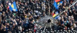 Radikale Nationalisten protestieren in Kiew, während im Donbass Freiwilligenbataillone gegen Aufständische kämpfen. Die Lage in der Ukraine ist von einem Frieden weit entfernt.