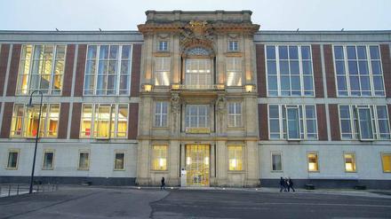 Vielseitig. Heute ist in dem Bau die European School of Management and Technology zu Hause. Vor dem Balkon rief Karl Liebknecht 1918 die sozialistische Republik aus. 