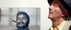 Der Fotograf René Burri vor seinem berühmtesten Bild. Es zeigt den Revolutionär Che Guevara.