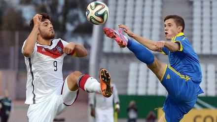 Hoch das Bein - und dann die Tassen. Die deutsche U21 mit Kapitän Kevin Volland (l.) darf sich neue Ziele setzen.