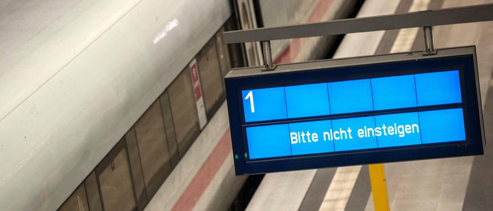 Die Bahn bittet Sie, nicht einzusteigen. Am Mittwoch droht auf den Bahnhöfen Leere - oder das große Chaos.