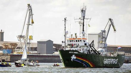 Nach fast einem Jahr kehrte der Greenpeace-Eisbrecher "Arctic Sunrise" am 9. August in seinen Heimathafen Amsterdam zurück. Die russischen Sicherheitsbehörden hatten das Schiff samt Besatzung vor einem guten Jahr in der Barentsee in der Arktis aufgebracht und beschlagnahmt. Nach einem Verfahren vor dem Internationalen Seegerichtshof in Hamburg und einer Amnestie des russischen Präsidenten Wladimir Putin wurden das Schiff und die Besatzung vorläufig frei gegeben. 