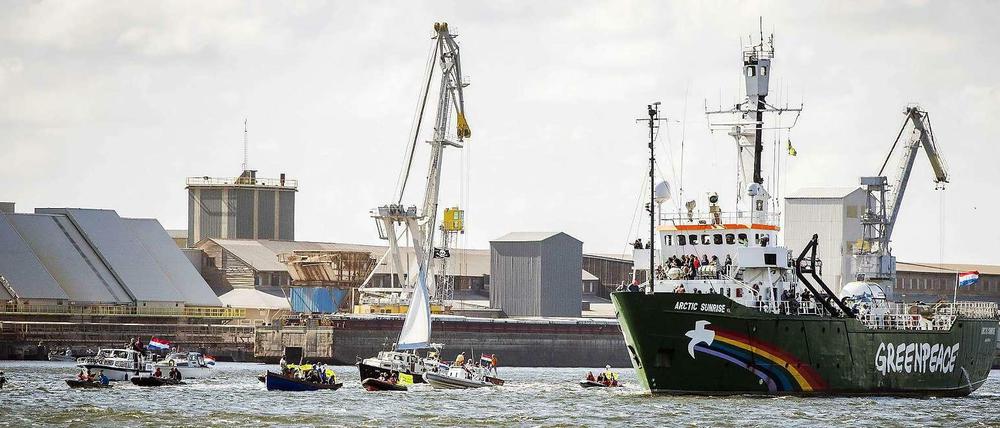 Nach fast einem Jahr kehrte der Greenpeace-Eisbrecher "Arctic Sunrise" am 9. August in seinen Heimathafen Amsterdam zurück. Die russischen Sicherheitsbehörden hatten das Schiff samt Besatzung vor einem guten Jahr in der Barentsee in der Arktis aufgebracht und beschlagnahmt. Nach einem Verfahren vor dem Internationalen Seegerichtshof in Hamburg und einer Amnestie des russischen Präsidenten Wladimir Putin wurden das Schiff und die Besatzung vorläufig frei gegeben.