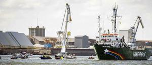 Nach fast einem Jahr kehrte der Greenpeace-Eisbrecher "Arctic Sunrise" am 9. August in seinen Heimathafen Amsterdam zurück. Die russischen Sicherheitsbehörden hatten das Schiff samt Besatzung vor einem guten Jahr in der Barentsee in der Arktis aufgebracht und beschlagnahmt. Nach einem Verfahren vor dem Internationalen Seegerichtshof in Hamburg und einer Amnestie des russischen Präsidenten Wladimir Putin wurden das Schiff und die Besatzung vorläufig frei gegeben. 