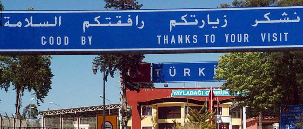 Das Foto von der Syrian Arab News Agency (SANA) zeigt einen Grenzübergang an der syrisch-türkischen Grenze, nahe der syrischen Stadt Kasab. An der mehr als 900 Kilometer langen Grenze der Türkei zu Syrien und Irak gibt es 14 offizielle Übergänge. Drei davon kontrolliert bereits die Terrormiliz "Islamischer Staat" (IS).