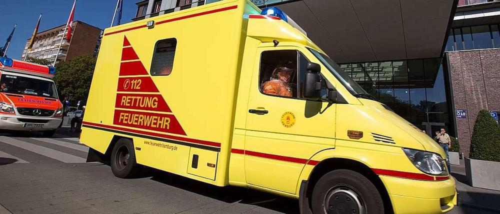 Alarm in Hamburg: Ein besonderer Rettungswagen hat den Ebola-Patienten am Flughafen abgeholt.