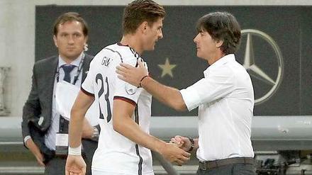 Weltklasse meets Weltmeister: Mario Gomez und Jogi Löw
