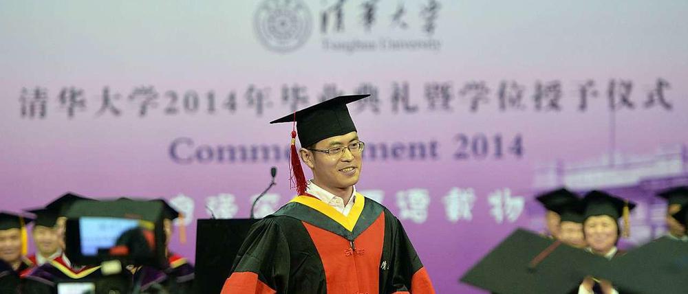 Ein Absolvent der Tsinghua-Universität in Peking spricht vor Kommilitonen.