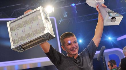 Mit Geldkoffer und Trophäe: Aaron Troschke, Sieger der zweiten "Promi Big Brother"-Staffel von Sat 1.