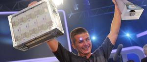 Mit Geldkoffer und Trophäe: Aaron Troschke, Sieger der zweiten "Promi Big Brother"-Staffel von Sat 1.